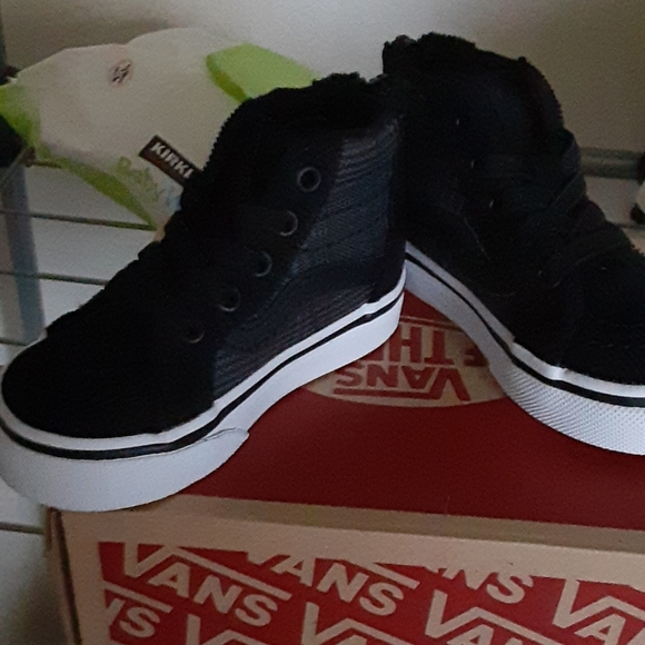 NIB Toddler high top Vans sz 4 - Picture 2 of 4
